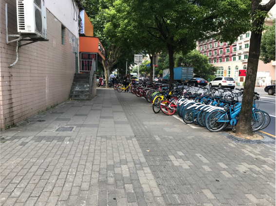 シェア自転車のある道路