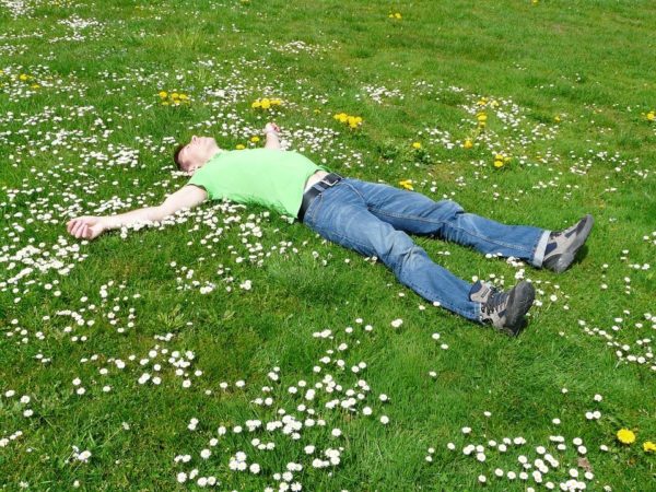 中華圏で増加中の若者「寝そべり族(躺平族)」とは?